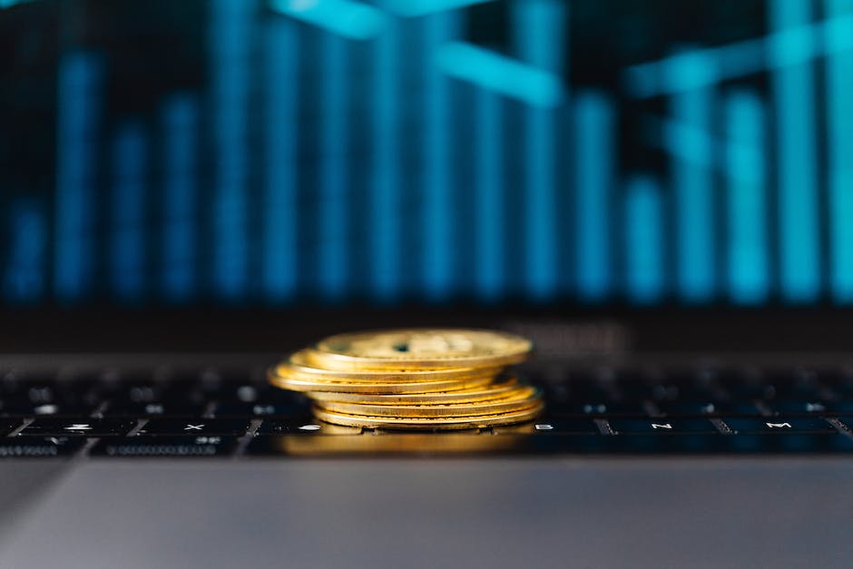 A piggy bank sitting next to a computer with a stock graph on the screen, representing investments and financial goals.